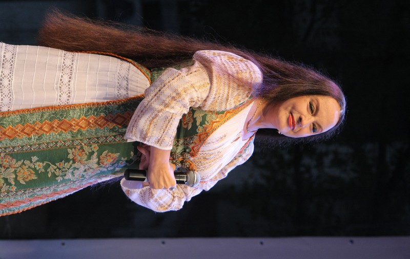 EXCLUSIV/ Firmele de cosmetice se bat pe părul Mariei Dragomiroiu! Interpreta a refuzat până acum toate reclamele
