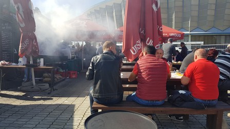 Încă de la începutul evenimentului, unii social-democrați au ales berea