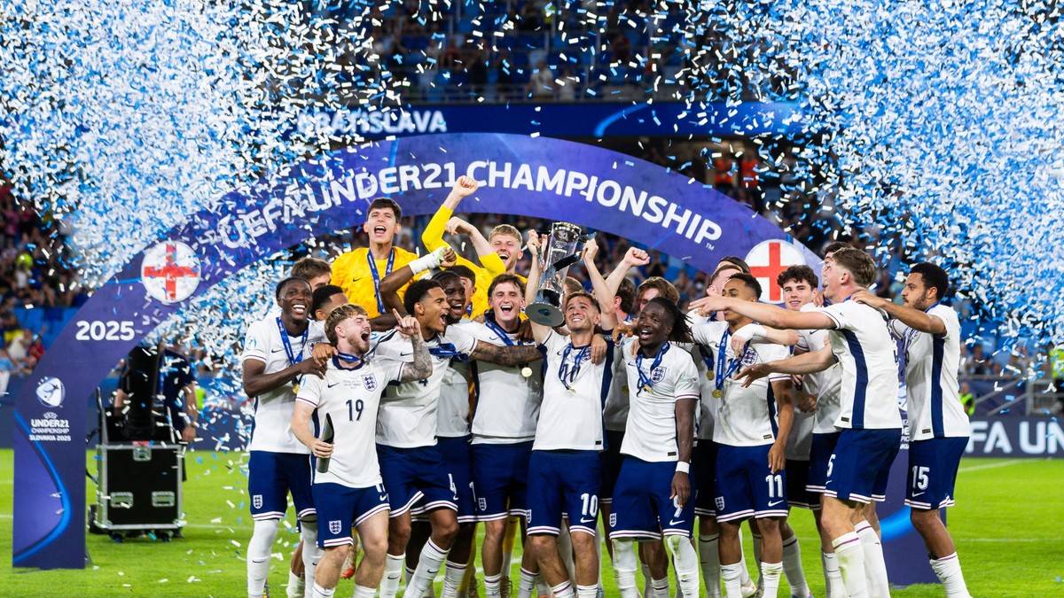 Englezii cu trofeul Eurio Under 2021