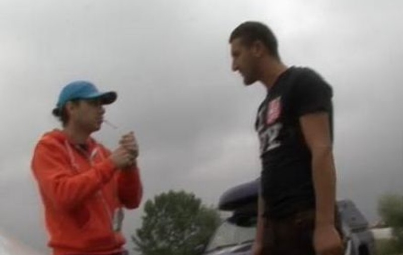 Bărbatul care a bătut calul în tragedia de pe râul Jiu l-a luat la picioare şi pe cameramanul de ocazie | VIDEO