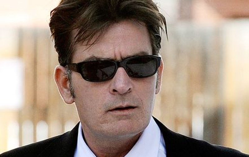 Charlie Sheen şi-a pus din greşeală numărul de telefon pe Twitter