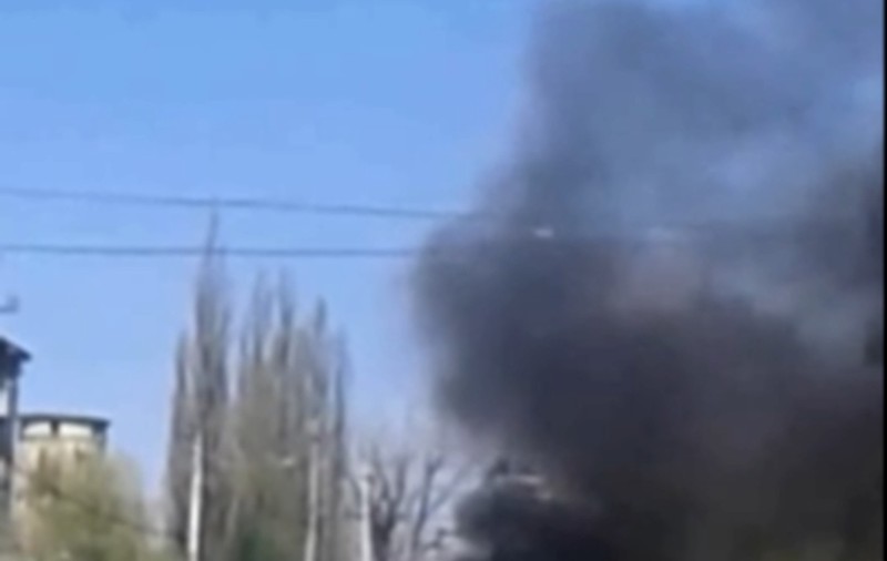 O mașină a luat foc lângă o benzinărie, în Oravița. Ce crezi că au făcut cei din jur? | VIDEO