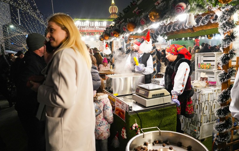 Cât costă trei mici cu cartofi la Târgul de Crăciun Craiova 2025. Avem prețurile pentru sarmale, ciolan și papanași