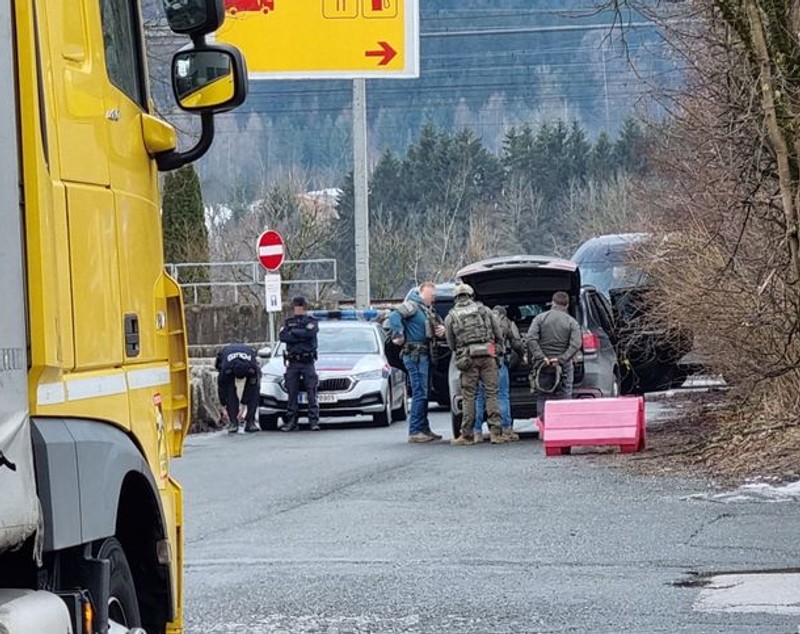 Șofer român de TIR baricadat în cabină, luat cu asalt de trupele speciale Cobra, într-o parcare din Austria. Dus cu elicopterul la spital, viața lui e în pericol