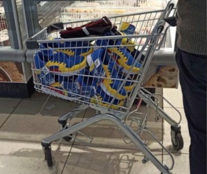 Unii și-au umplut coșul cu pantofi