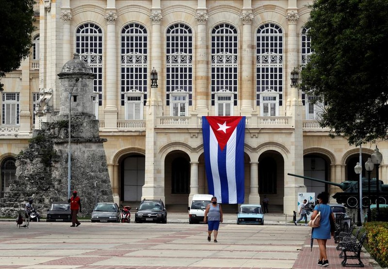 Străzile din Havana sunt aproape goale, dar numărul ofițerilor și al militarilor prezenți pe străzi a crescut