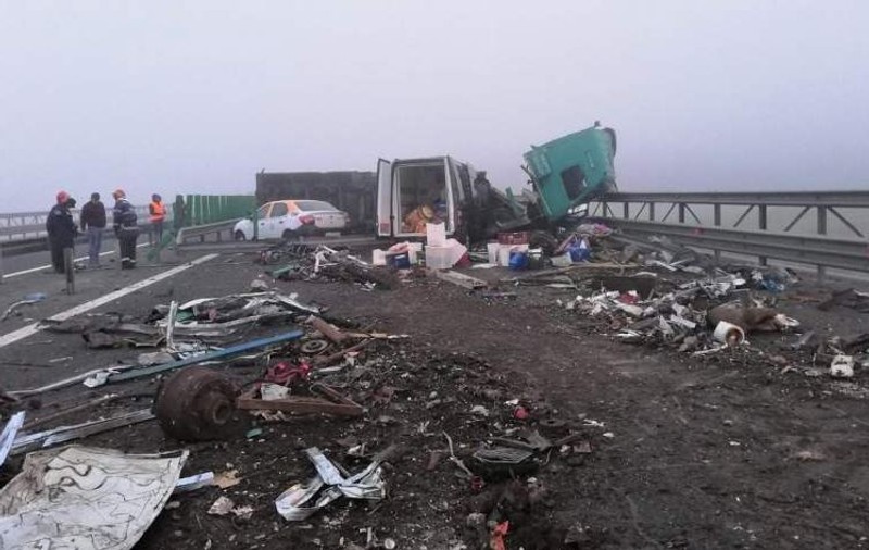 Trafic blocat pe Autostrada Soarelui spre Constanța, după ce un TIR plin cu fier vechi a lovit o camionetă și s-a răsturnat