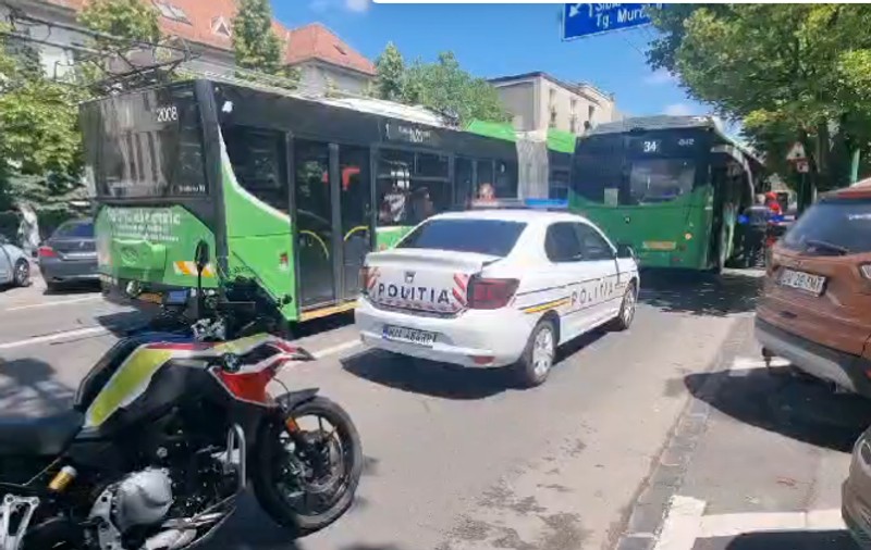 Șase călători au fost răniți după ce un autobuz a fost implicat într-un accident în Brașov