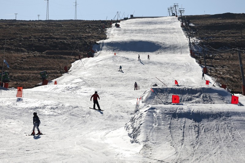 Pasionați de schi coboară pe o pârtie a centrului Afriski din Lesotho. Foto Profimedia