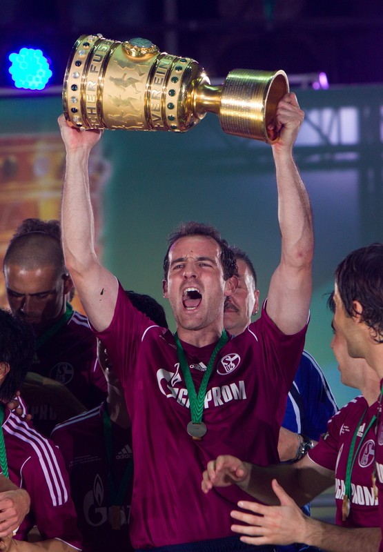 În 2011, când juca la Schalke, Metzelder a cucerit Cupa Germaniei.