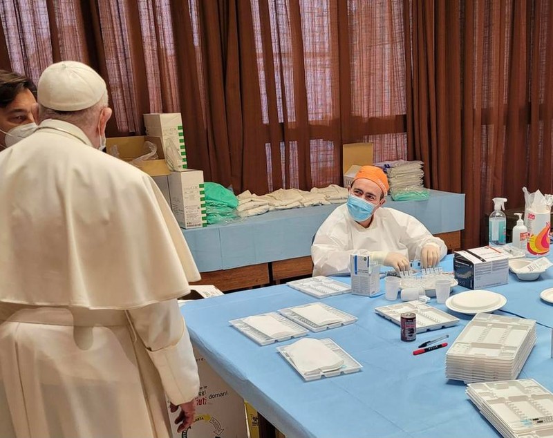 Papa Francisc, vizită-surpriză făcută persoanelor fără adăpost din Roma care s-au vaccinat la Vatican