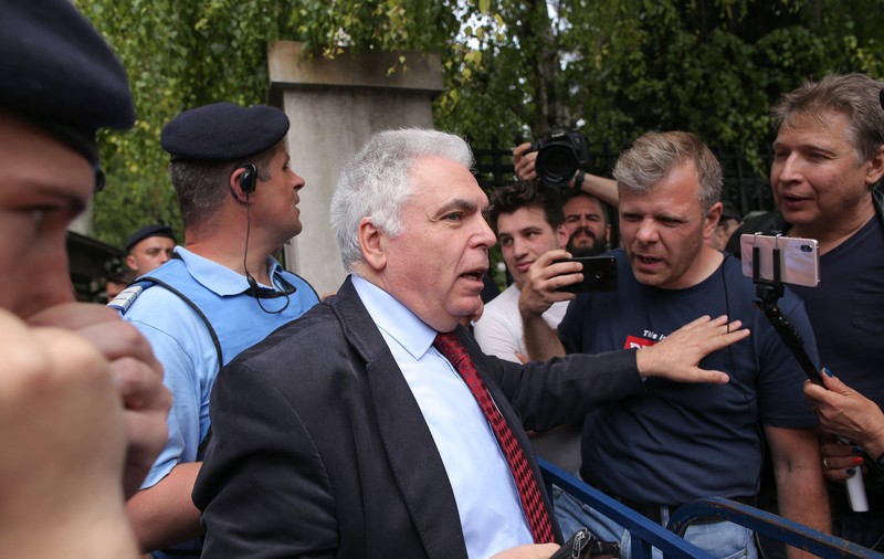 Adrian Severin, huiduit de protestatari la Instanța Supremă. Fostul europarlamentar a cerut anularea condamnării pentru fapte de corupție / FOTO