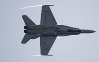 Un avion de vânătoare F-18 efectuează o demonstrație aeriană în cadrul Spectacolului Aerian Internațional Torre del Mar 2024, organizat pe plajă