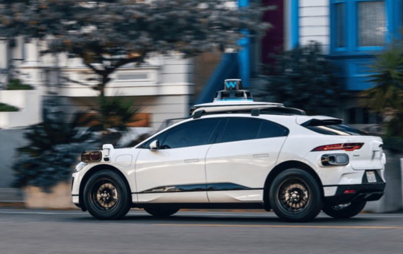 Mai au de lucru: mașinile autonome testate în San Francisco încurcă transportul public