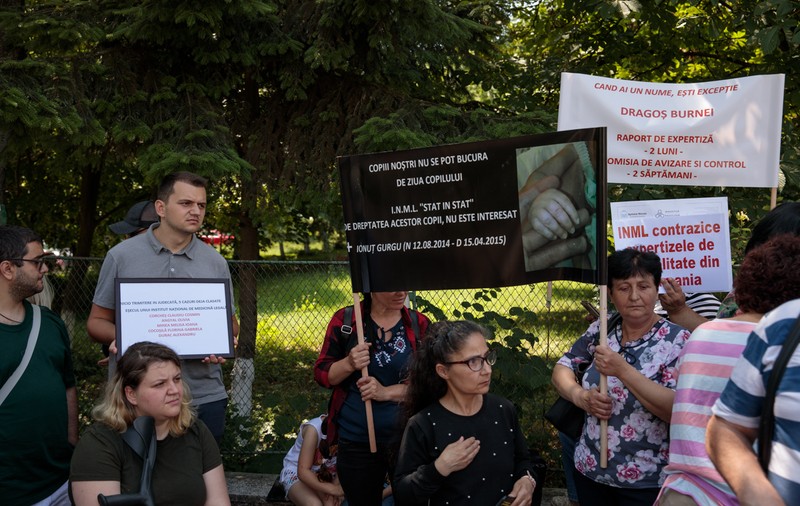 „Vă bateți joc de copiii noștri”. Părinți și tineri care așteaptă ani de zile după expertize IML au protestat în fața institutului, de 1 iunie