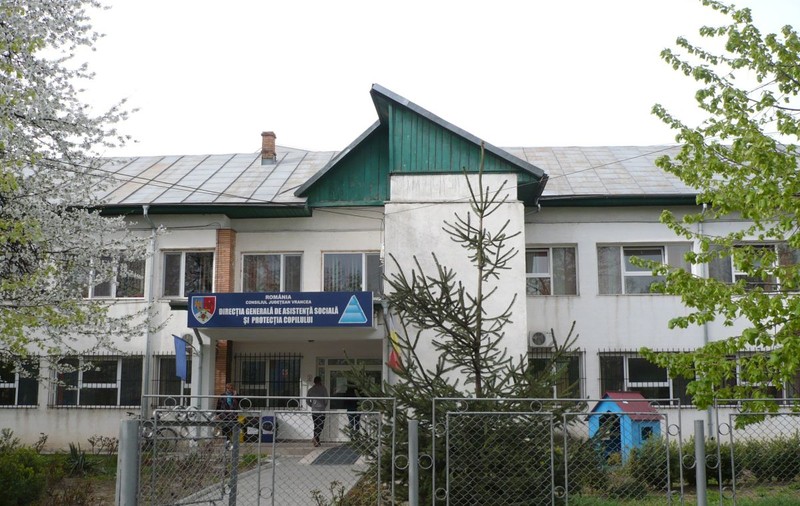 DGASPC Vrancea, bănuită că dă copii în plasament, pe bani, unor asistenți maternali care-i exploatează