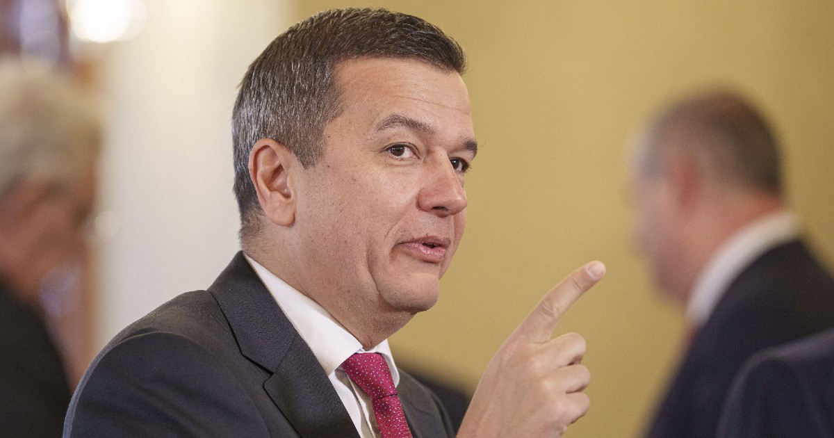 Sorin Grindeanu, Partidul Social Democrat (PSD), gesticuleaza inaintea unor consultari cu presedintele interimar al Romaniei, Ilie Bolojan, la Palatul Cotroceni din Bucuresti, miercuri, 26 februarie 2025.