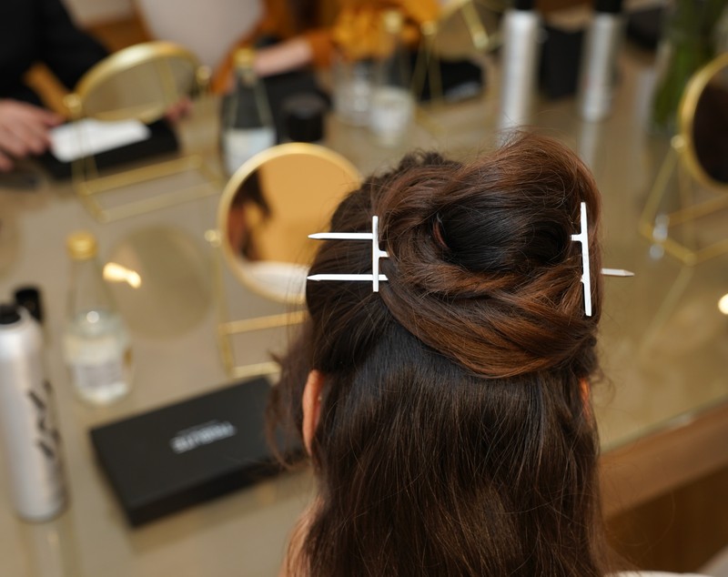 Accesoriul pe care femeile ar trebui să-l poarte în păr pe 8 Martie. Sfaturile unui hairstilist celebru din România