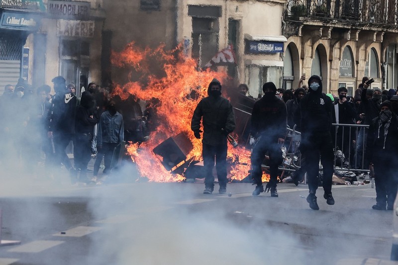 Protesters clash with riot police during a demonstration, a week after the government pushed a pensions reform through parliament without a vote, using the article 49.3 of the constitution, in Bordeuax, south western France, on March 23, 2023. French President defiantly vowed to push through a controversial pensions reform on March 22, saying he was prepared to accept unpopularity in the face of sometimes violent protests. More than a million people took to the streets across France on Thursday with protests turning violent in some areas. Clashes between groups of protesters and police broke out after workers staged a national strike throughout Thursday, with flare-ups in Paris and regional capitals. Clashes Erupt During Pension Protest - Bordeaux, France - 23 Mar 2023,Image: 764834479, License: Rights-managed, Restrictions: , Model Release: no