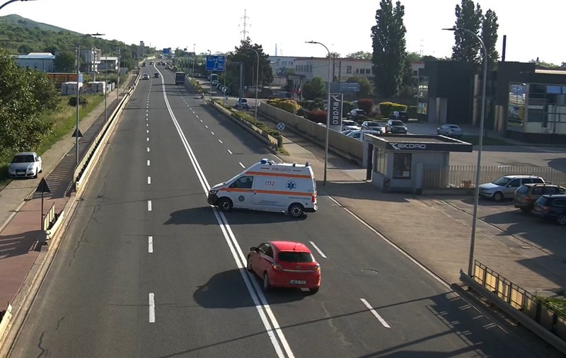 Momentul în care şoferul unei ambulanțe a întors pe linie dublă continuă și a fost lovit în plin de o șoferiță, în Alba. VIDEO