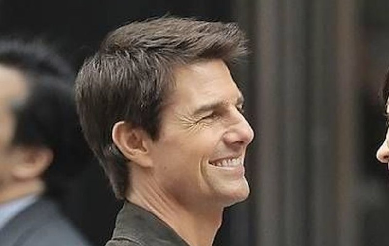 IMAGINI DE DIVORŢ! TOM CRUISE, momente intime cu o spledoare de femeie. Nu e nevasta lui, dar NU-ŞI POATE LUA MÂINILE DE PE EA! | FOTO