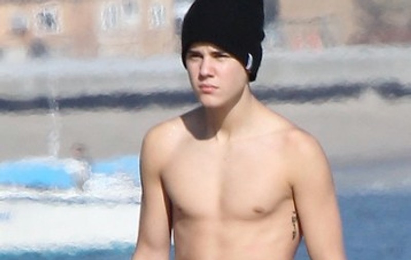 Ce bine arată Justin Bieber la bustul gol! | FOTO