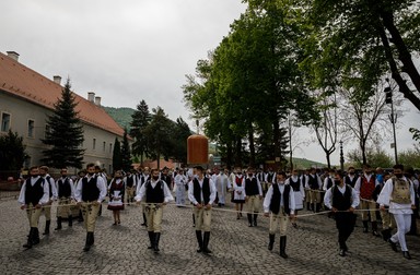 Mai mulți tineri au purtat Laborumul, steagul sfânt al Şumuleului, de la biserica franciscană până la altarul în aer liber dintre munții Șumuleul Mare și Șumuleul Mic