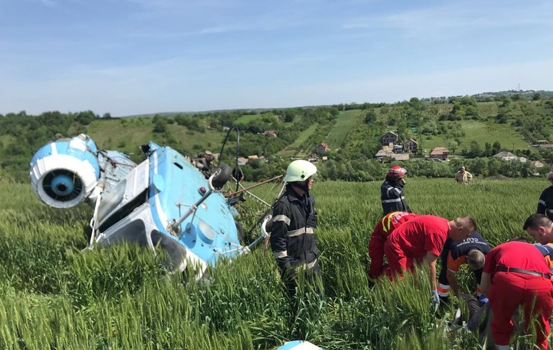 UPDATE: Un elicopter s-a prăbușit lângă Turda, județul Cluj. Un bărbat, transportat la spital / FOTO
