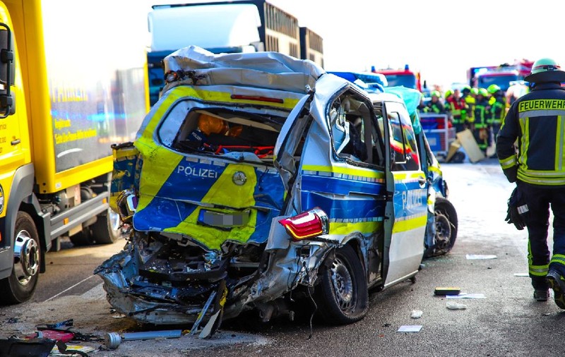 Doi ofițeri erau în mașina de poliție făcută praf de un șofer de TIR care conducea doar capul tractor, pe o autostradă din Germania
