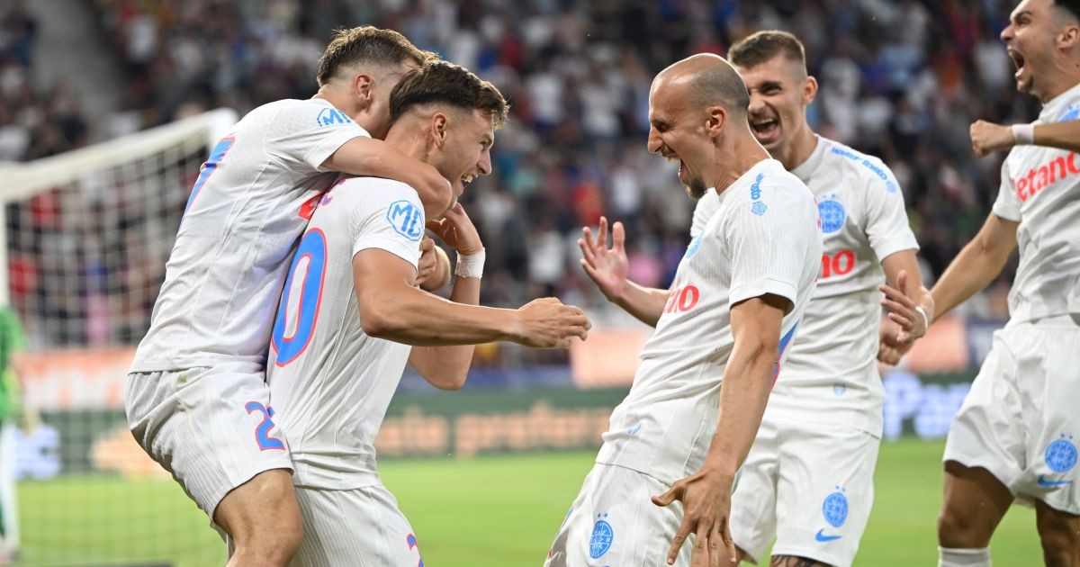 Dennis Politic se bucură alături de Darius Dumitru Olaru si Vlad Iulian Chiricheș dupa un gol marcat in meciul dintre FCSB si CFR Cluj, Supercupa Romaniei, desfasurat pe Stadionul Steaua-Ghencea din Bucuresti, sambata 5 iulie 2025. © FOTO:Razvan Pasarica/SPORT PICTURES