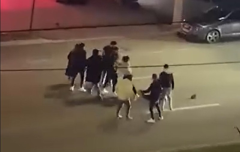 Tânăr bătut în fața unei săli de jocuri de noroc din Drobeta-Turnu Severin. Agresorii l-au lovit, apoi l-au lăsat în mijlocul străzii. VIDEO
