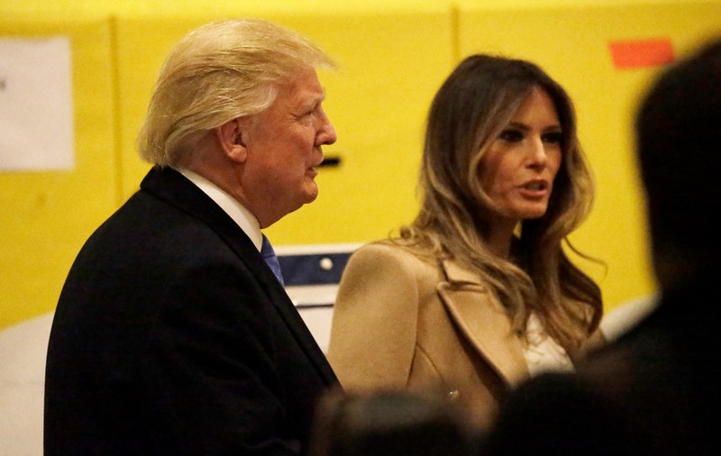 Alegeri SUA. Donald Trump, criticat pentru că s-a uitat pe buletinul de vot al soției sale. A devenit ținta glumelor pe internet