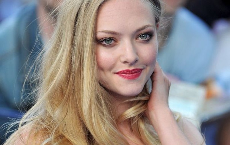 Amanda Seyfried, ruşinată de sărutul cu Megan Fox / VIDEO