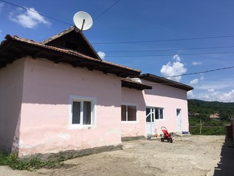 Casa mică în care s-au înghesuit 11 persoane ca să fie filmate de ziariștii americani | Foto: Libertatea