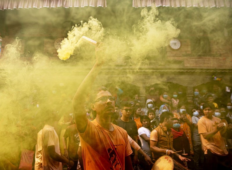 Numeroși oameni s-au adunat la festivalul Sindoor Jatra, parte a sărbătorii Bisket Jatra, la marginea orașului Kathmandu, la mijlocul lunii aprilie | FOTO: EPA