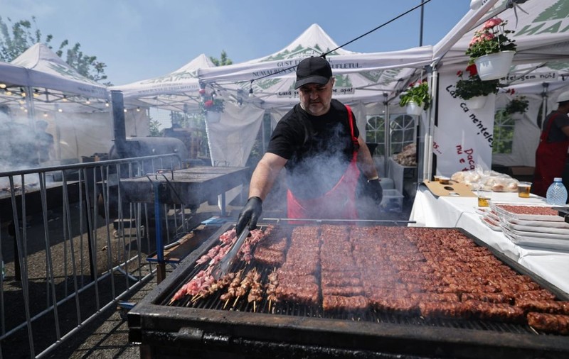 Primul festival al micilor în București: o echipă de bucătari a doborât recordul pentru cel mai lung mic realizat vreodată