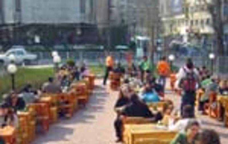 Bucurestiul scoate mesele in strada