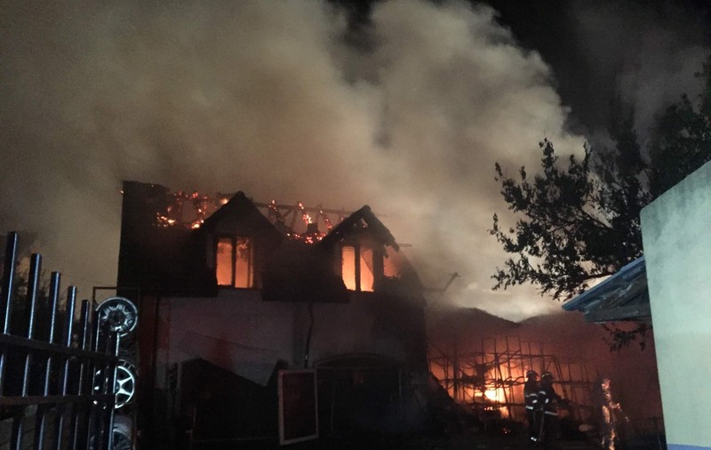 Un jandarm a salvat un tânăr prins într-un incendiu în mansarda unei case din Timișoara/ FOTO