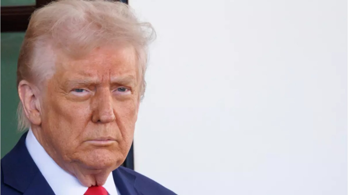 În imagine este ilustrat Donald Trump, îmbrăcat în sacou albastru închis, cămașă albă și cravată roșie