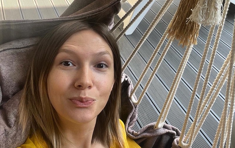 Adela Popescu, vizită surpriză din partea unei bune prietene, la câteva zile după ce a născut. Ce făcea Radu Vâlcan în acest timp