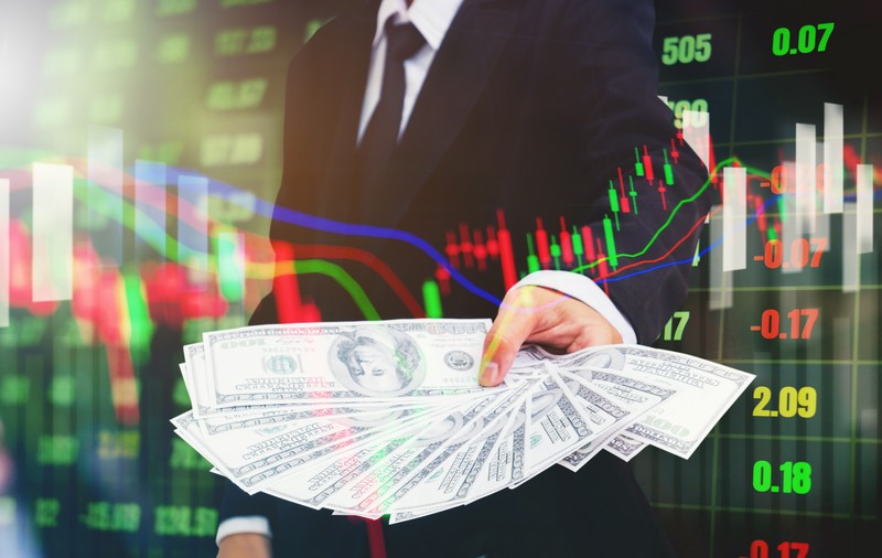 Metoda prin care un broker condamnat în Cipru făcea rost de investitori la București. Asaltat de plângeri penale, se apără: „E ruletă, e cazino”