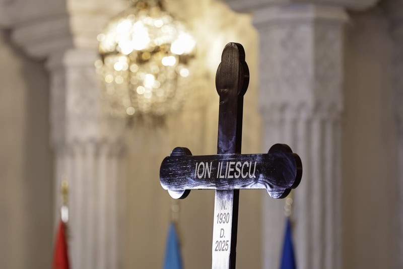Inscripția INRI lipsește de pe crucea lui Ion Iliescu. Foto: Vlad Chirea/Libertatea
