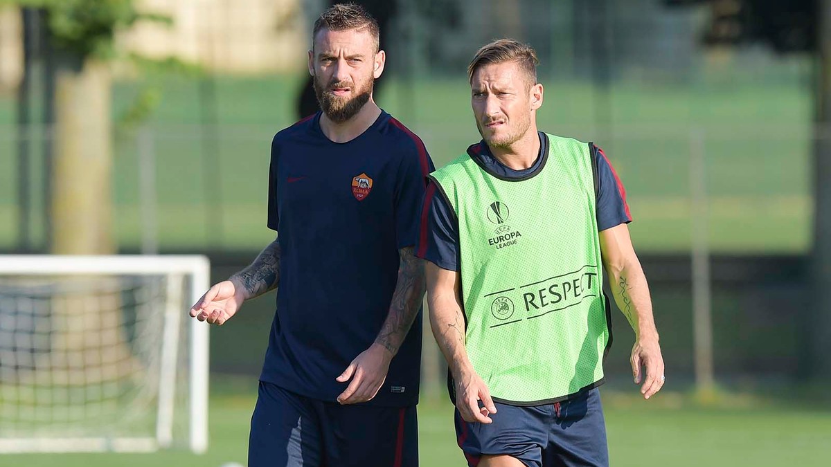 De Rossi stânga) și Francesco Totti dreapta) au fost foarte determinați la antrenamentul efectuat de AS Roma înaintea meciului cu Astra Giurgiu