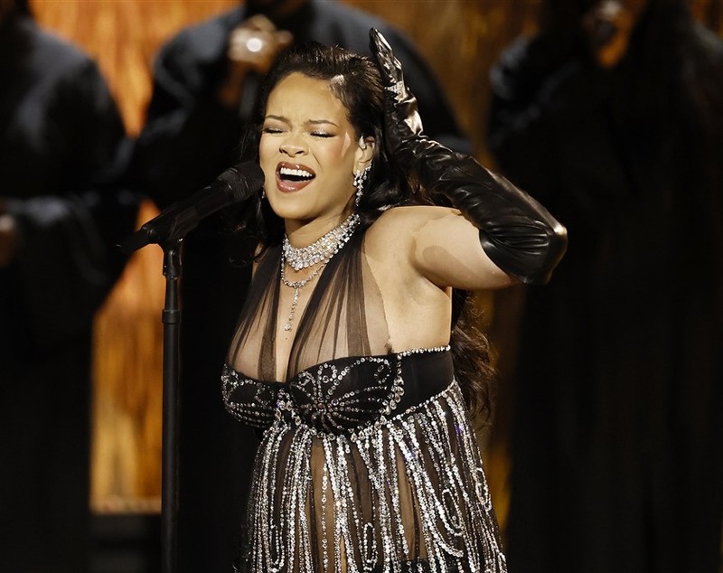 Rihanna, spectaculoasă și însărcinată la Oscar 2023. Cum și-a pus artista sarcina în evidență, pe scena evenimentului