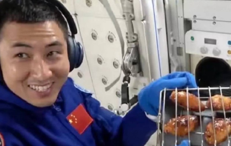 Astronauții chinezi au „aprins” primul grătar în Spațiu