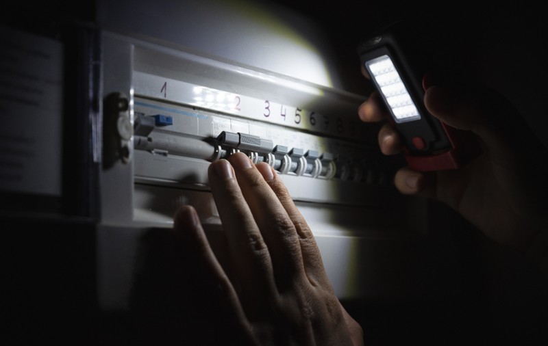 Se oprește curentul în București și alte 9 județe, în perioada 6 - 9 mai 2025. Lista zonelor și ora la care se ia lumina
