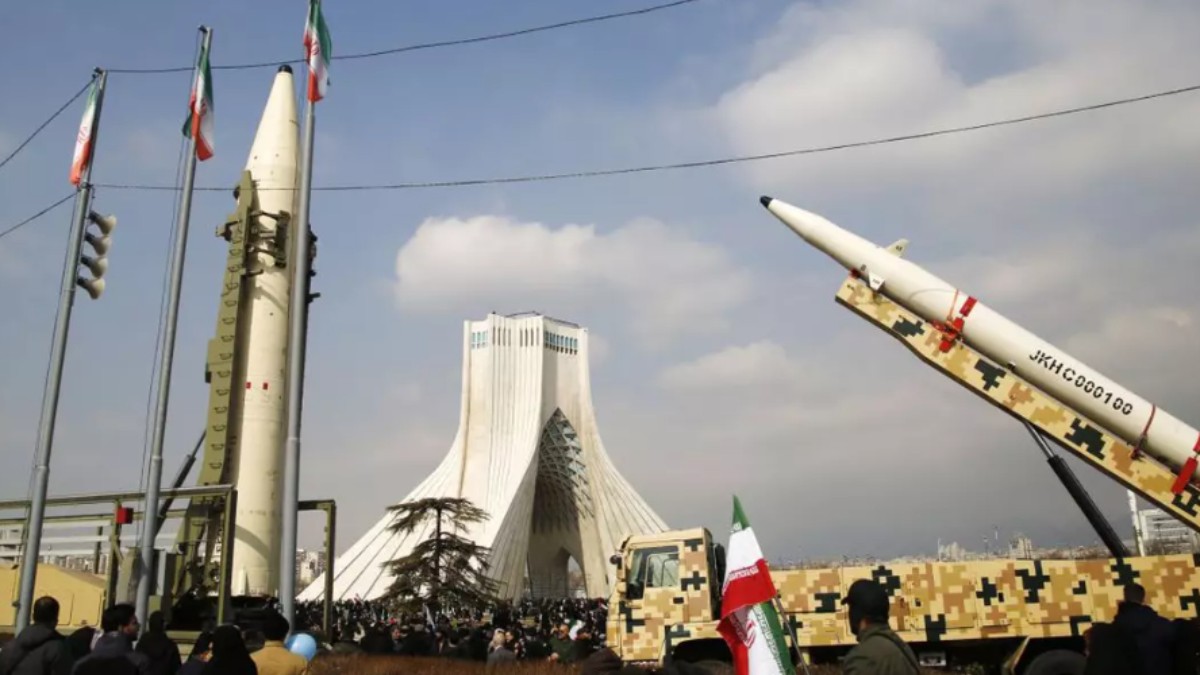 Mai multe tipuri de rachete în Iran. De asemenea, se observă mai multe steaguri ale Iranului