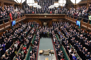 Președintele ucrainean Zelenski este ovaționat în Parlamentul britanic, după un discurs prin videoconferință, pe 8 martie 2022. Foto: Profimedia