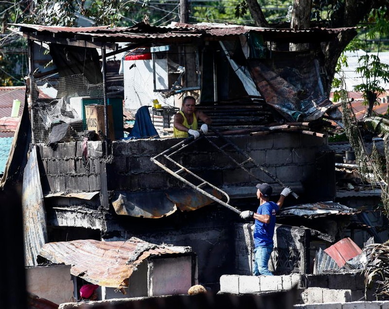 Incendiu de proporții filmat cu drona, în Filipine. Focul a distrus 80 de case și a ucis 8 persoane