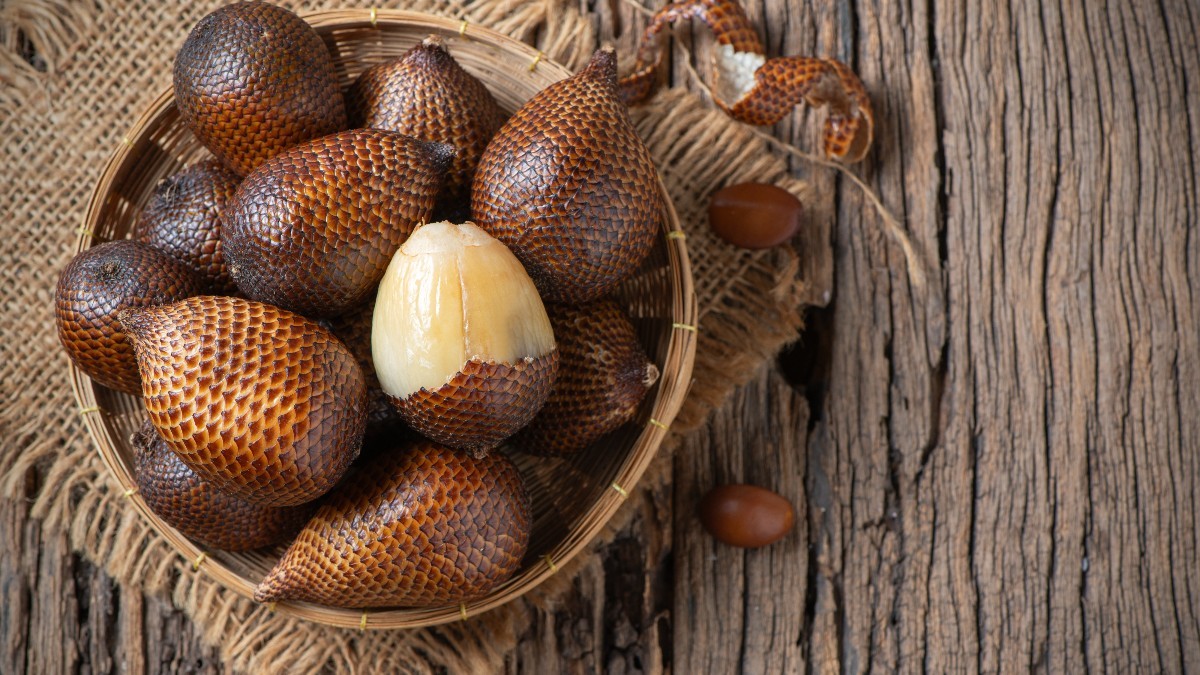 Cu o coajă ce amintește de pielea solzoasă a unui șarpe, salak, cunoscut și ca „fructul șarpelui”, este un fruct tropical originar din Indonezia și Malaezia. Sursă foto Shutterstock